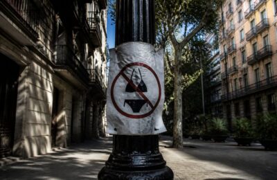 Amenzi de până la 300 de euro pentru turiștii care poartă costum de baie pe străzile din Barcelona