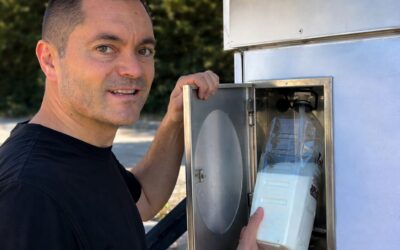 Laptele proaspăt de la sat nu mai vine de la vecini, ci de la dozator. Cum s-a schimbat economia rurală în 20 de ani
