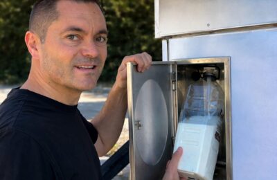 Laptele proaspăt de la sat nu mai vine de la vecini, ci de la dozator. Cum s-a schimbat economia rurală în 20 de ani