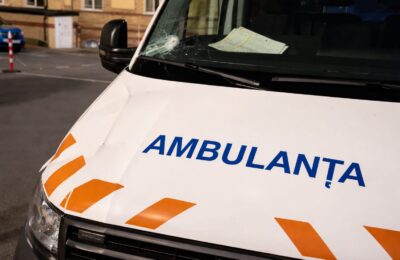 Ambulanțier din Cluj operat de urgență după ce echipajul a fost atacat cu bâte și topoare