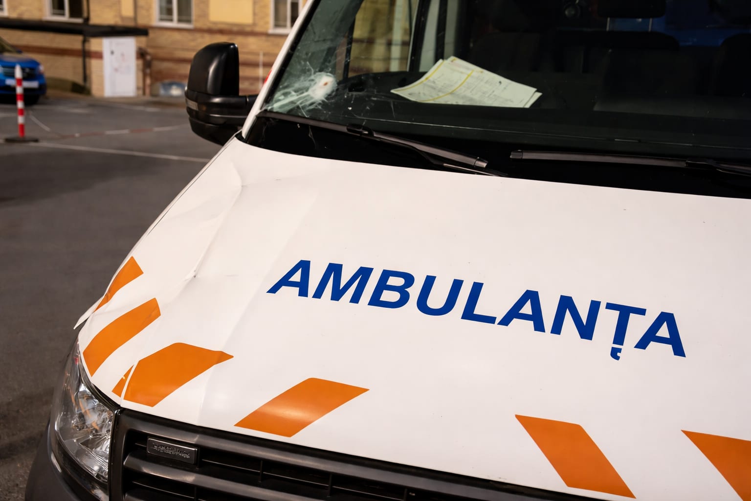 Ambulanțier din Cluj operat de urgență după ce echipajul a fost atacat cu bâte și topoare
