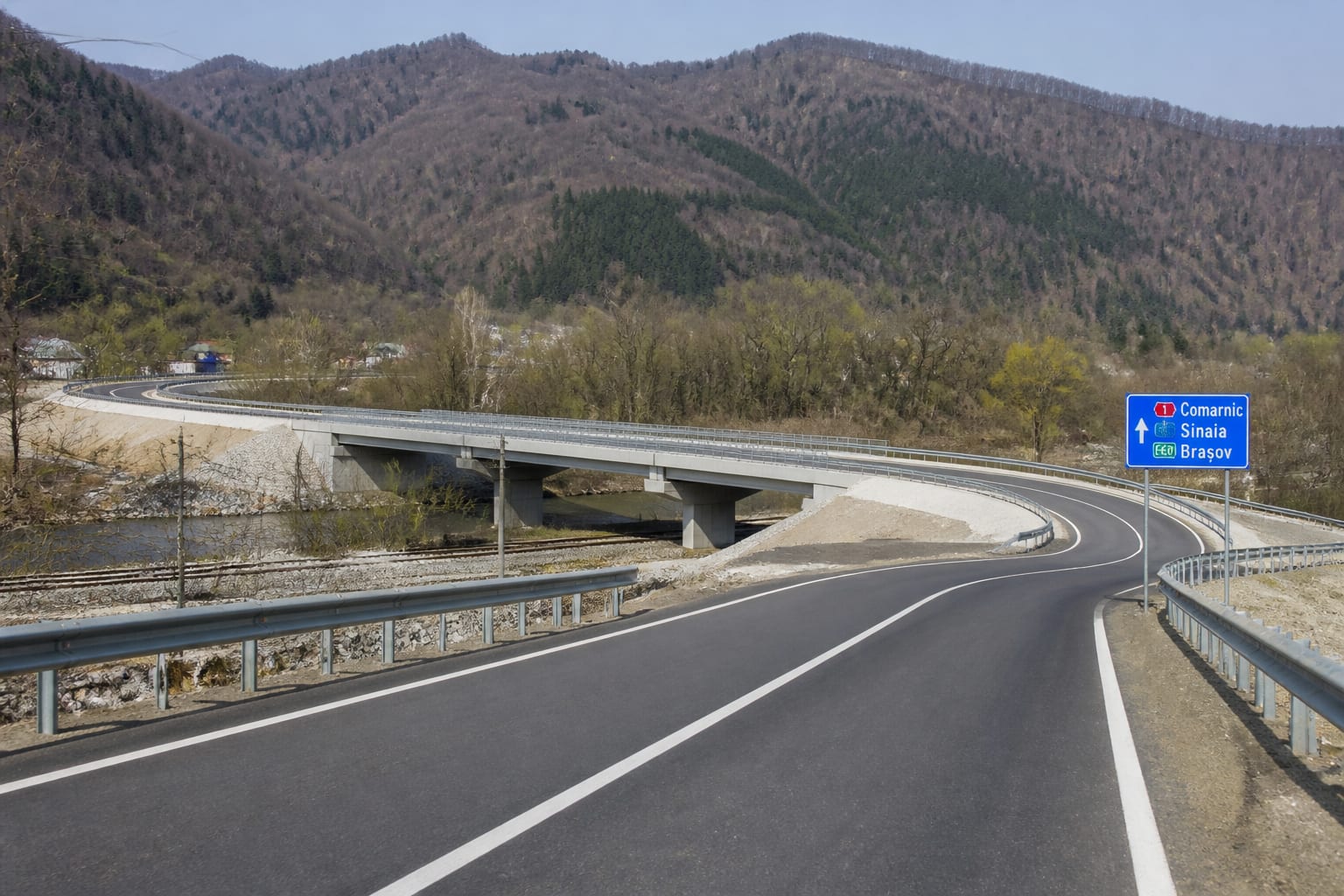 Asfaltarea centurii Comarnic s-a încheiat. Noul drum de 6 km va putea fi parcurs în 4 minute