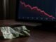 Fitch menține ratingul României la BBB minus, dar avertismentele pentru economie se înăspresc