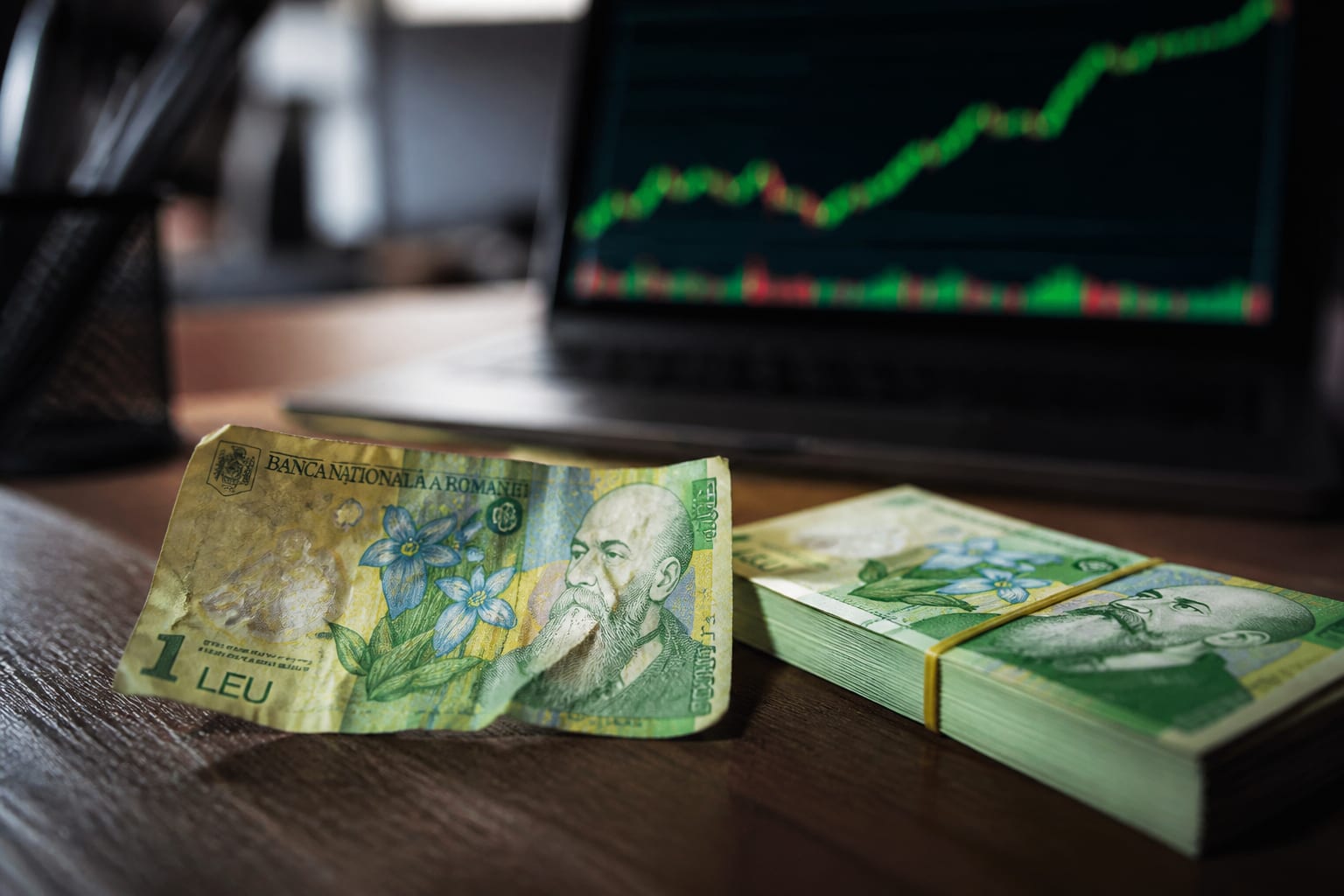 Salariul mediu net a ajuns la 5.684 lei în mai, iar numărul salariaților a coborât la 5,11 milioane