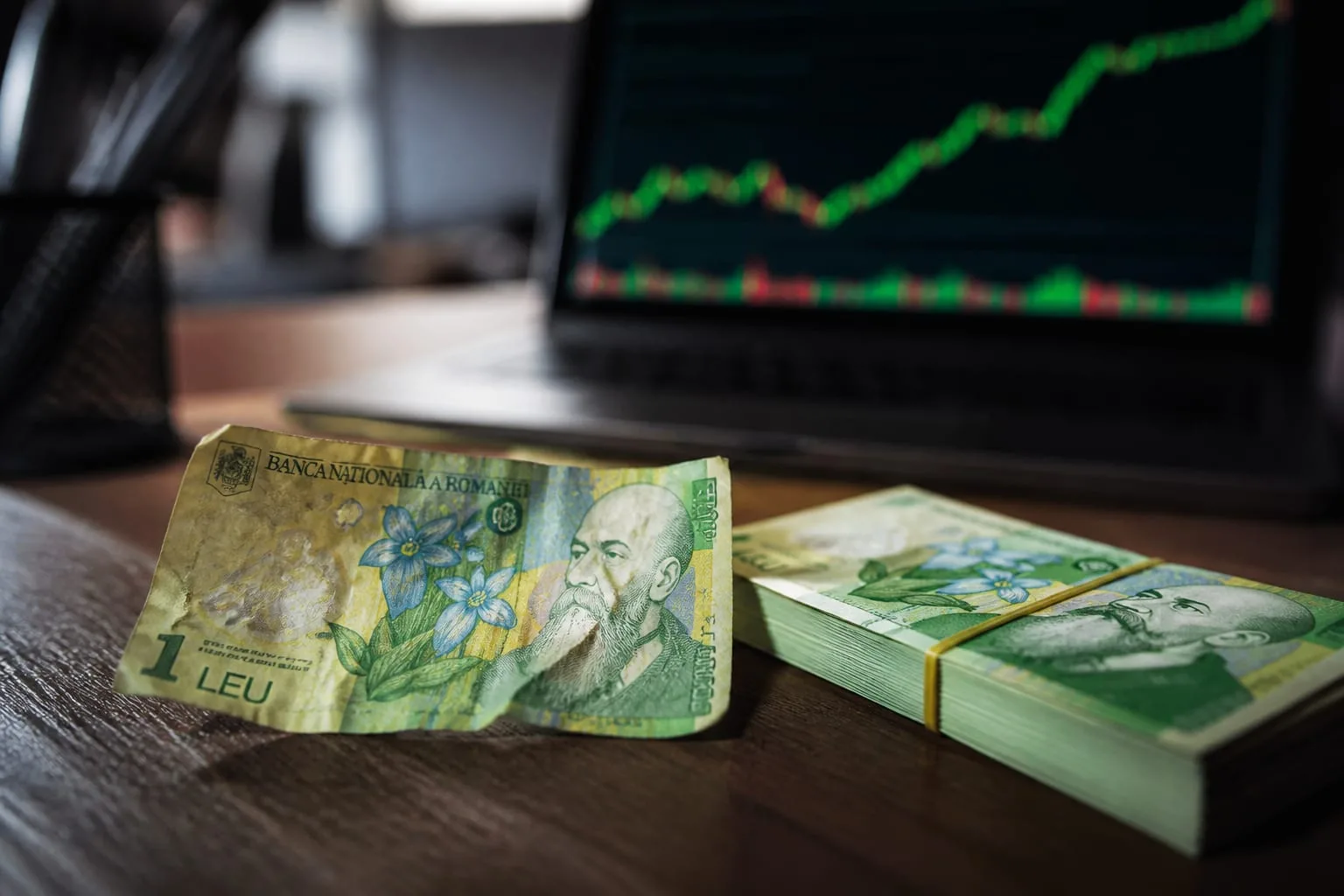 Salariul mediu net a ajuns la 5.684 lei în mai, iar numărul salariaților a coborât la 5,11 milioane