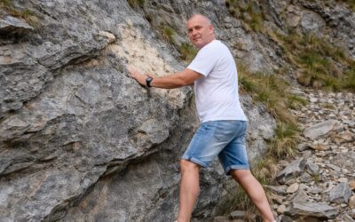 Turistul care a desenat o inimă pe o stâncă pe Transfăgărășan riscă o amendă de până la 6.000 de lei
