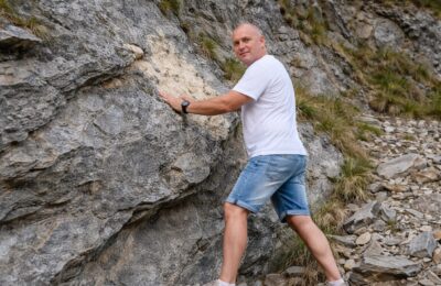 Turistul care a desenat o inimă pe o stâncă pe Transfăgărășan riscă o amendă de până la 6.000 de lei