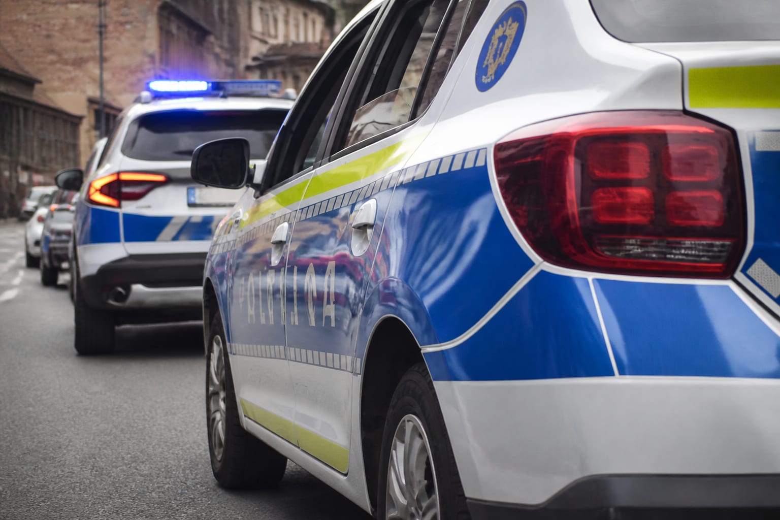 Masini de politie pe strada
