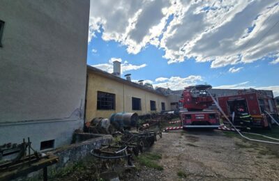 Incendiu la Laslea, provocat probabil de un scurtcircuit. Focul a afectat aproximativ 200 mp din hală