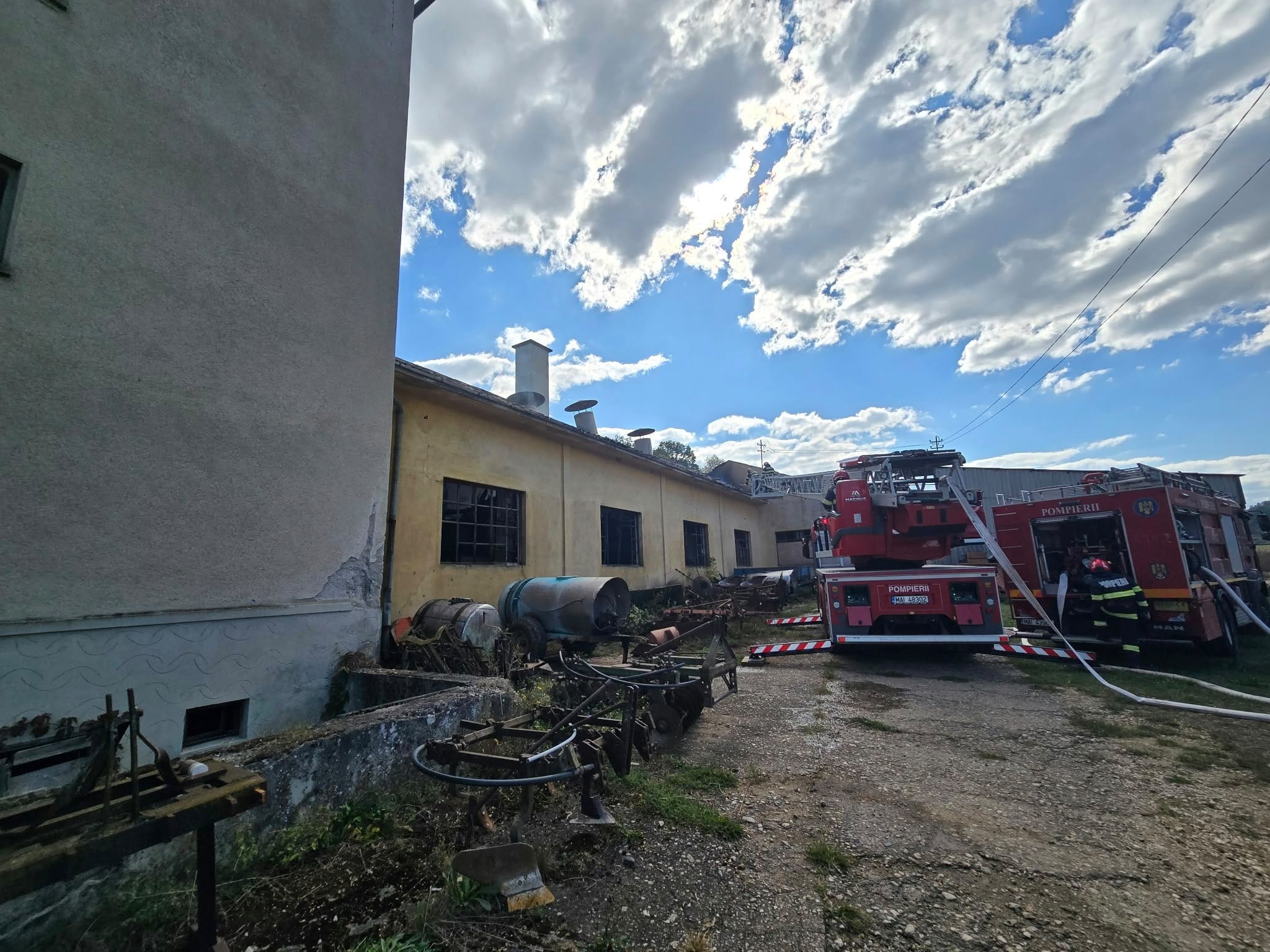 Interventie pompieri la hala afectata de incendiu