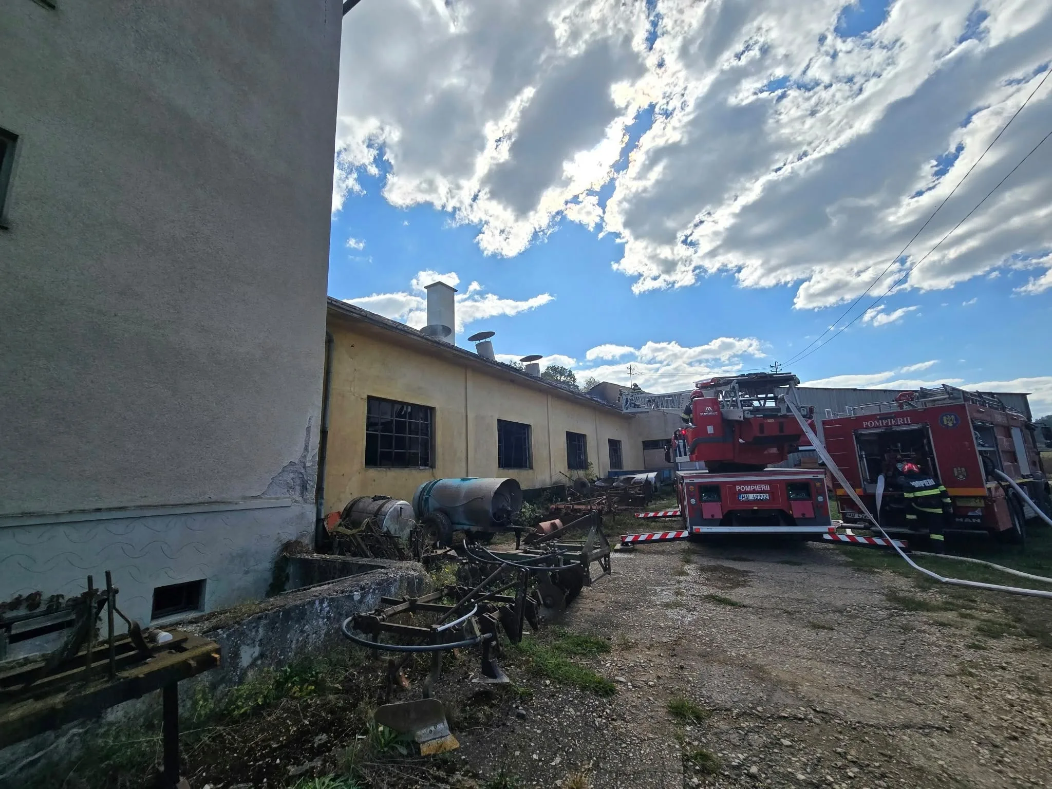 Interventie pompieri la hala afectata de incendiu