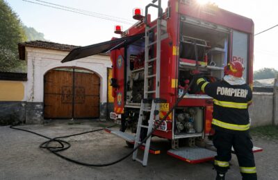 Pompierii au oprit incendiul din Șeica Mare înainte să ajungă la locuință