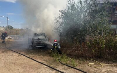 Incendiu la un autoturism pe strada Metalurgiștilor. ISU Sibiu a trimis două echipaje