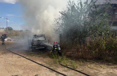 Incendiu la un autoturism pe strada Metalurgiștilor. ISU Sibiu a trimis două echipaje