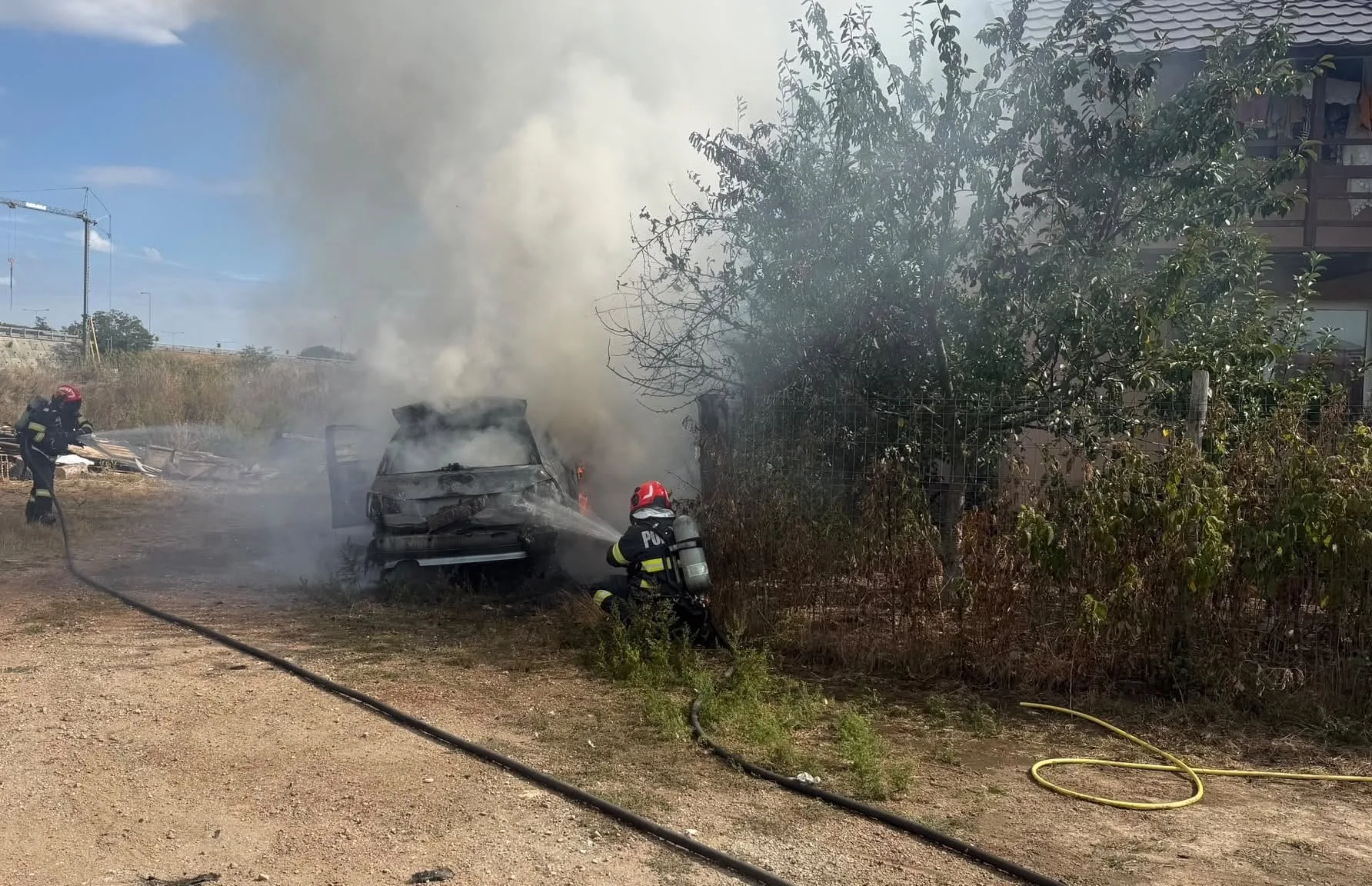 Incendiu autoturism pe marginea drumului