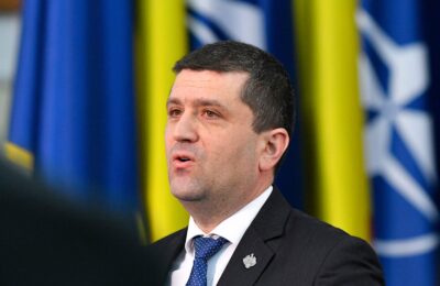 Radu Miruță critică lucrările de pe Valea Oltului după ce a rămas într-o coadă de mașini