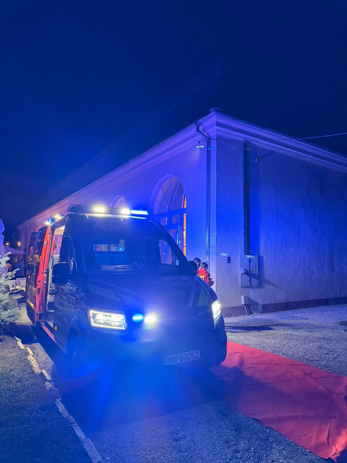 Ambulanță în fața unei clădiri