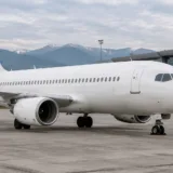 Avion parcat pe fundalul munților Carpathian