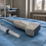 Sondă ecograf și seringă pentru anestezie regională