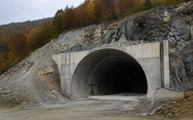 Lucrări de construcție la un tunel pe autostrada Sibiu-Pitești