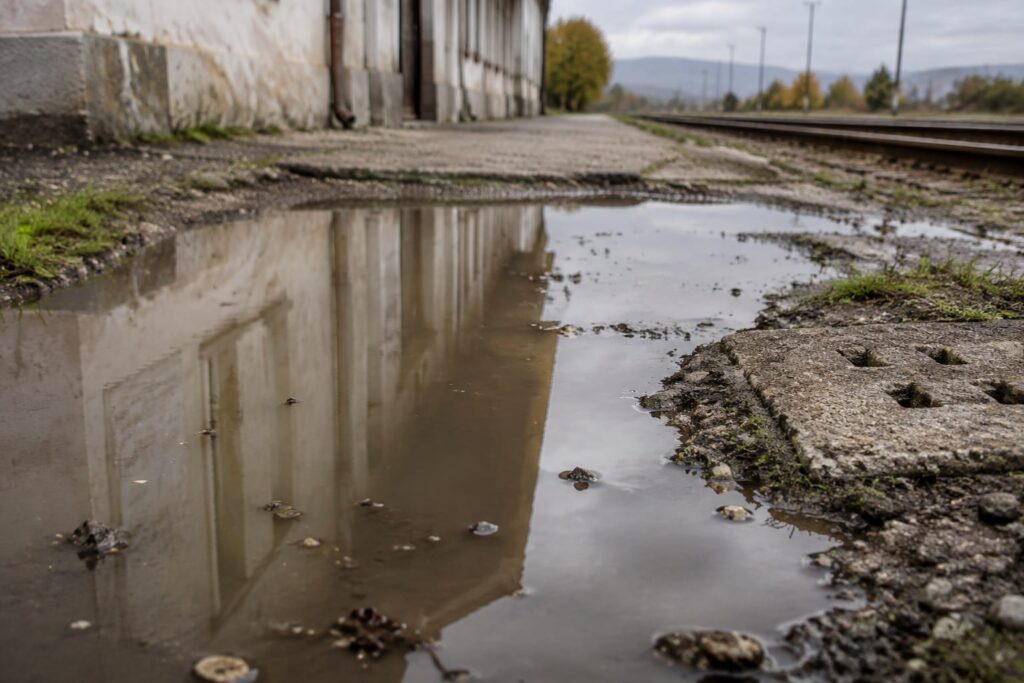 CFR suspendă intervenția la canalizarea Gării Turnișor din lipsă de fonduri. Cel puțin cinci familii rămân lângă dejecții