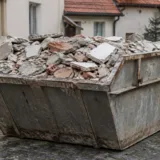 Moloz în container de mari dimensiuni