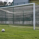 Minge de fotbal și poartă pe un teren de sport