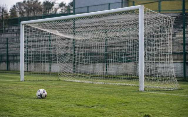 Minge de fotbal și poartă pe un teren de sport