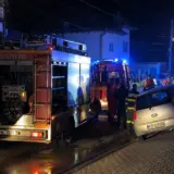 Mașină avariată lângă autospeciale de pompieri