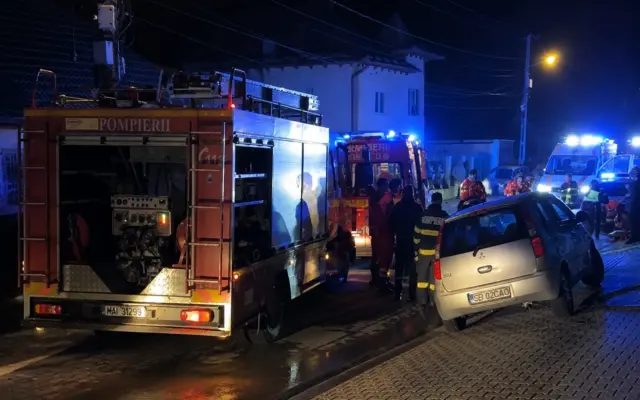Mașină avariată lângă autospeciale de pompieri