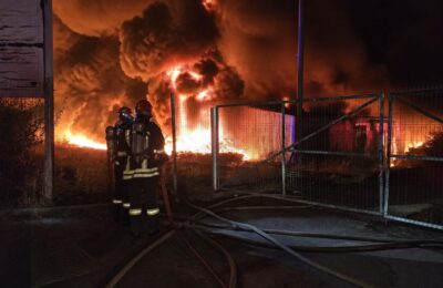 Echipaje din trei județe intervin la incendiul de la hala de reciclare din Șura Mică