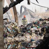 Pompier printre resturile după incendiu