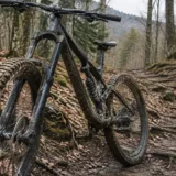 Bicicletă de downhill plină de noroi