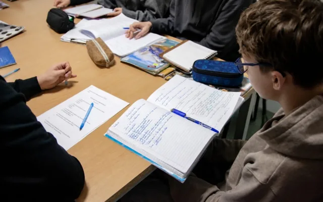 Students la sesiuni de meditații gratuite