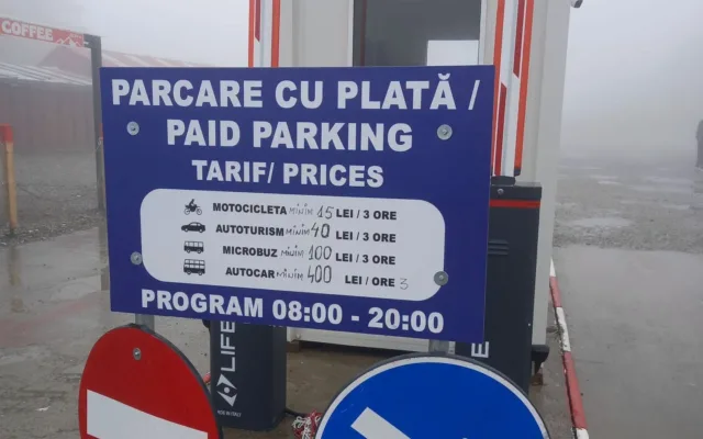 Panou cu tarifele parcării de la Bâlea Lac