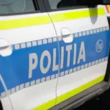 Detaliu lateral al unei autospeciale de poliție Dacia Duster din România, cu însemnele oficiale albastre și galben-fosforescente