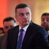 Oficial român prezent la un eveniment public în interior