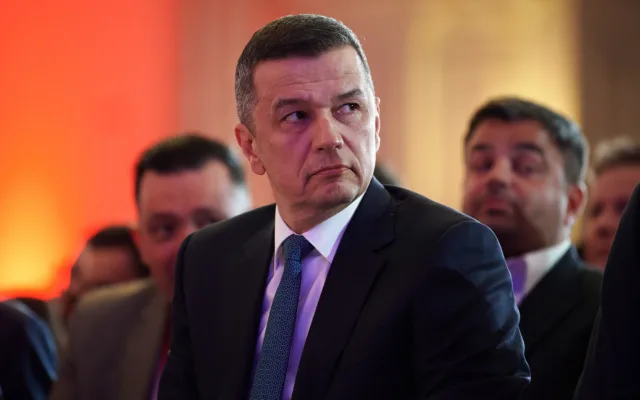 Oficial român prezent la un eveniment public în interior