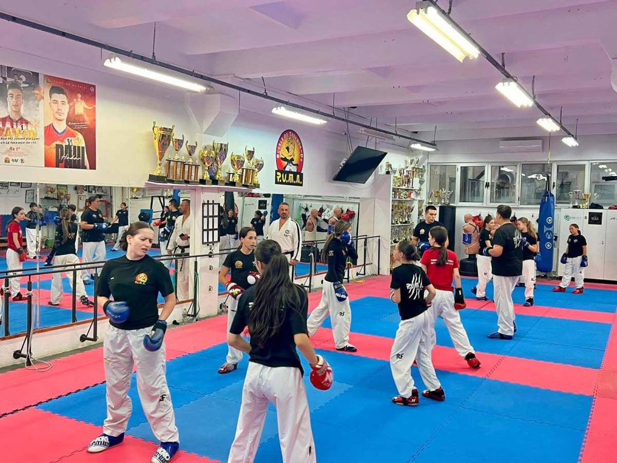 Antrenament intens în sala de sport