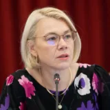 Politiciana la microfon