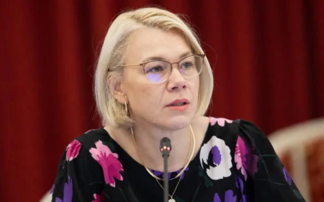 Politiciana la microfon