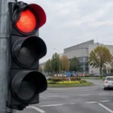 Semafor rutier pe culoarea roșie
