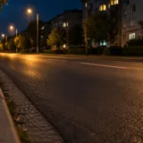 O stradă pustie iluminată de felinare pe timpul nopții în oraș