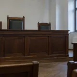 Sală de judecată cu bănci goale