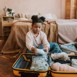 Turistă pregătind bagajul pentru Sibiu