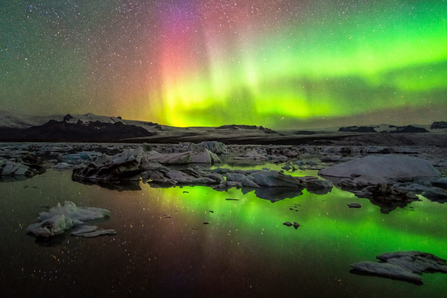 Aurora peste peisaj Icelandic iernatic