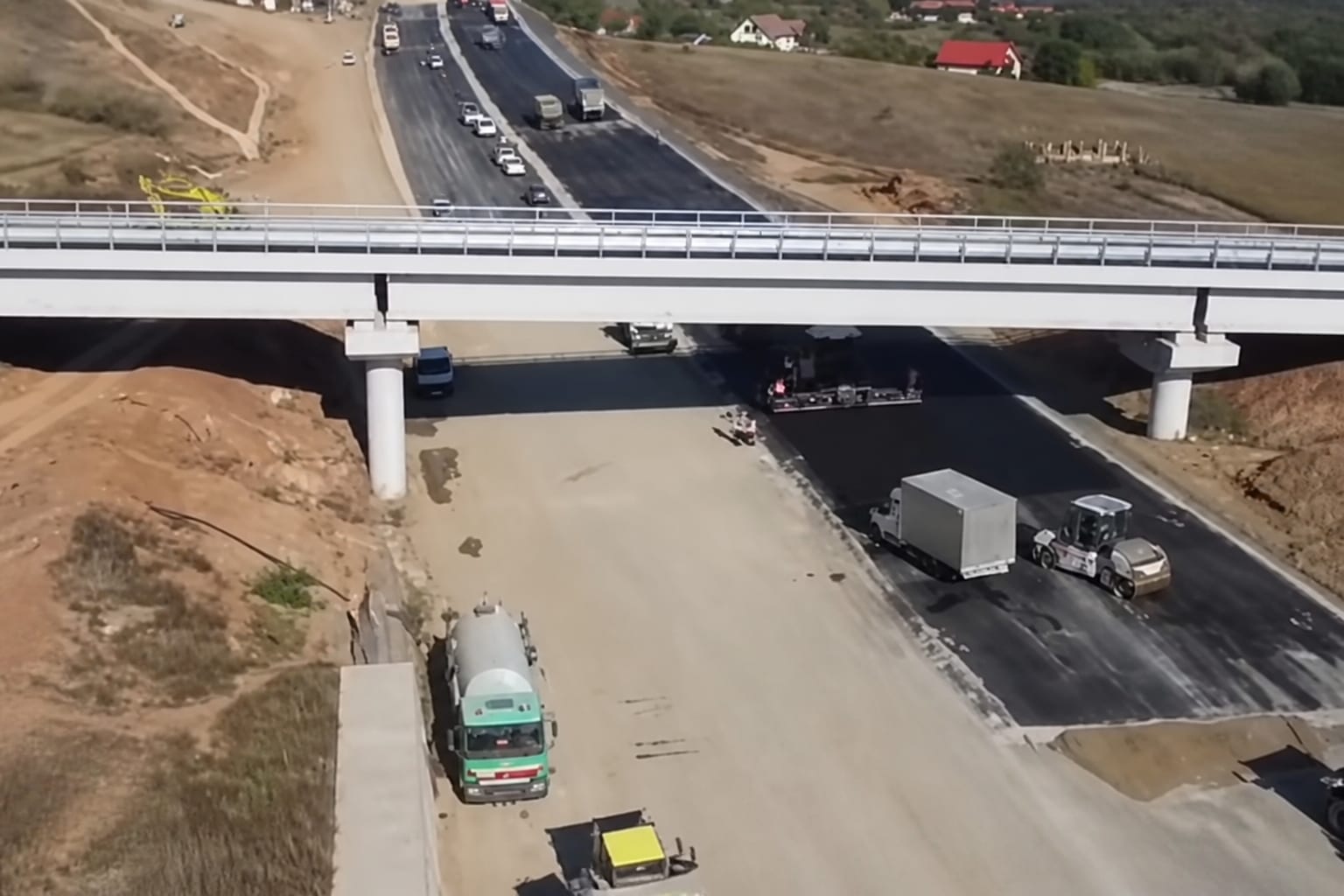 Viaduct pe autostradă, vedere aeriană