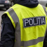 Spatele uniformei unui polițist