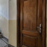 Ușa unui apartament din Sibiu