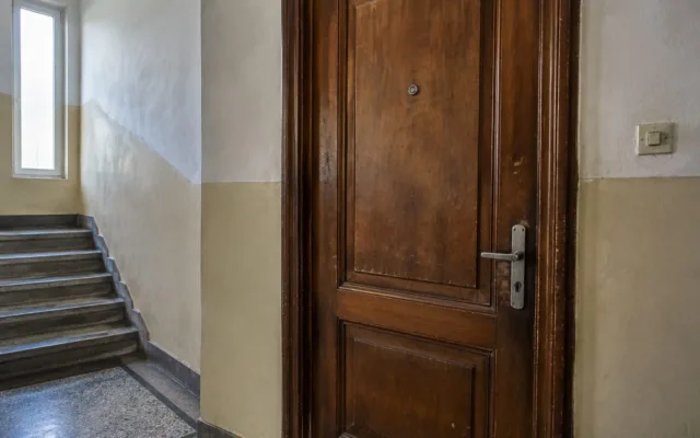 Ușa unui apartament din Sibiu